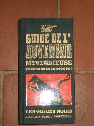 Guide l'Auvergne mystérieuse.