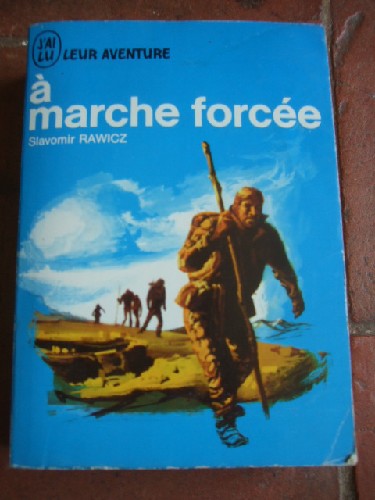A marche force.